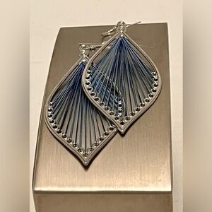 🌻$11 DEAL!🌻 Elegant Silver and Blue Leaf Earrings